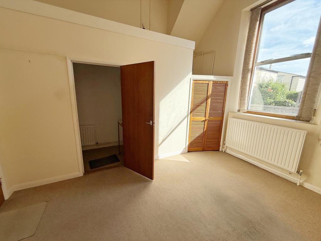 Lot: 5 - FORMER OFFICE AND BEDSITS WITH POTENTIAL CLOSE TO THE QUAY - further office with storage